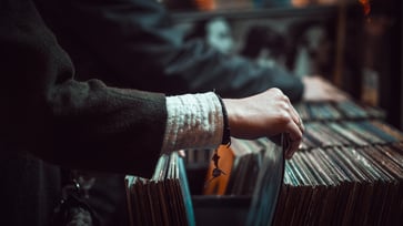 StockSnap_5IWPD5X5XJ_RecordShopping_StacksofWax_BP