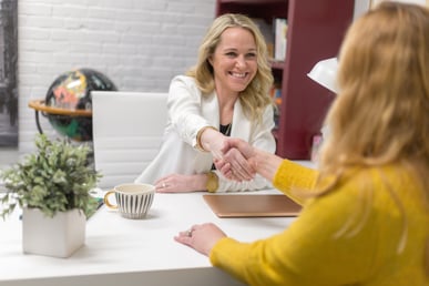 StockSnap_GEKK2UOHCY_WomenShaking_HelpDeskData_BP