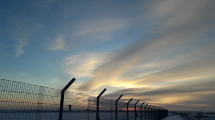 StockSnap_TYZVEDRNK2_fence_DGbarrier